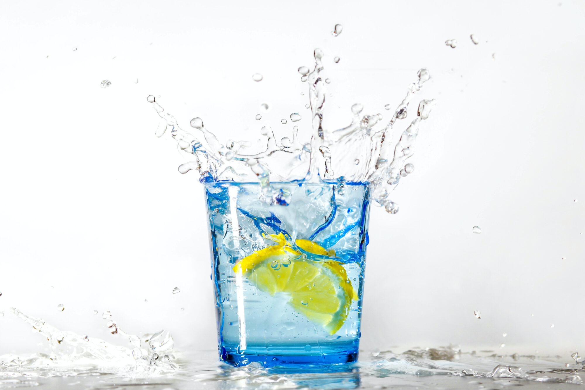 Glas med frisk vand og citron