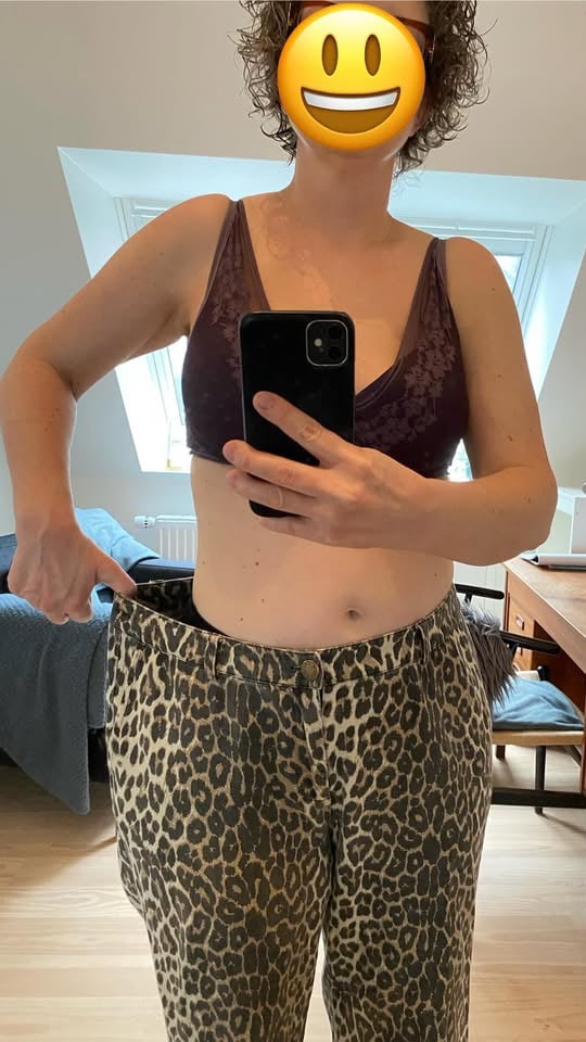 Deltager Line på Flad Mave 40+ viser at hendes bukser, der sat helt stramt til for 3 måneder siden, nu er  meget løse efter et stort vægttab med Flad Mave 40+ træning i overgangalderen